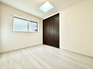 【洋室】 | 宇治市伊勢田町砂田　中古戸建 | 【洋室5.3帖】
こちらのお部屋には天窓が設けられています。日中はお日さまの光が差し込み、夜は月明りの優しい光が照らしてくれます。