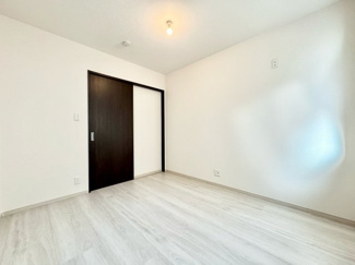 【洋室】 | 宇治市伊勢田町砂田　中古戸建 | 【洋室5.3帖】
居室は振り分けの間取りになっているので、プライベートな時間も快適にくつろげるお部屋です。