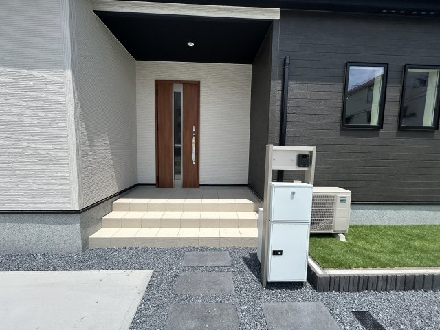 新築　前橋市朝倉町3丁目1期　LIGNAGE　１号棟の玄関|現地写真　ポストと一体型のTVモニターホンでセキュリティ安心！

