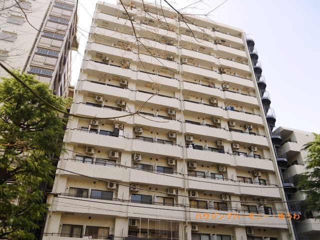 【外観】 | ライオンズマンション板橋区役所前 | 陽光浴びる外観がシンプルな外観をより際立たせ、人々の記憶に存在感を植え付けます。