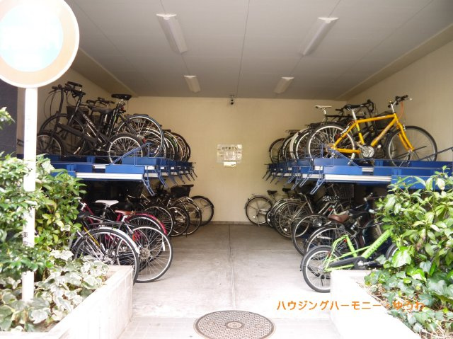【駐輪場】 | ライオンズマンション板橋区役所前 | 屋根付きの駐輪場となっていますので、雨の日でも大切な自転車が濡れずに済みます。