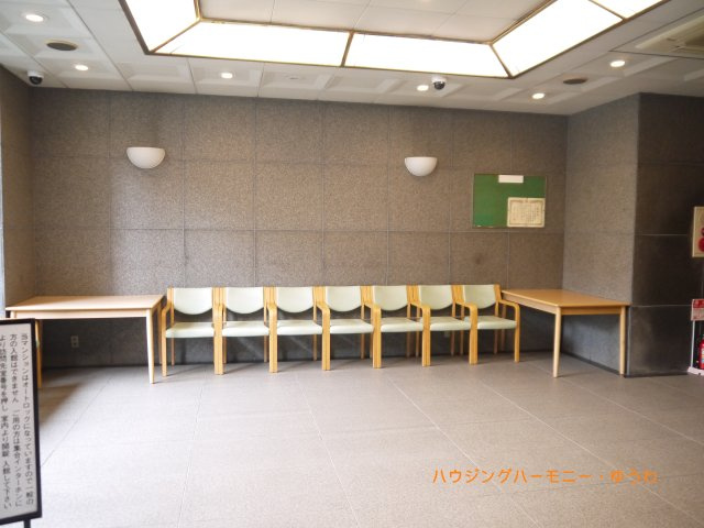 【その他共用部分】 | ライオンズマンション板橋区役所前 | 清潔感と歓迎感があるエントランスホールとなります。