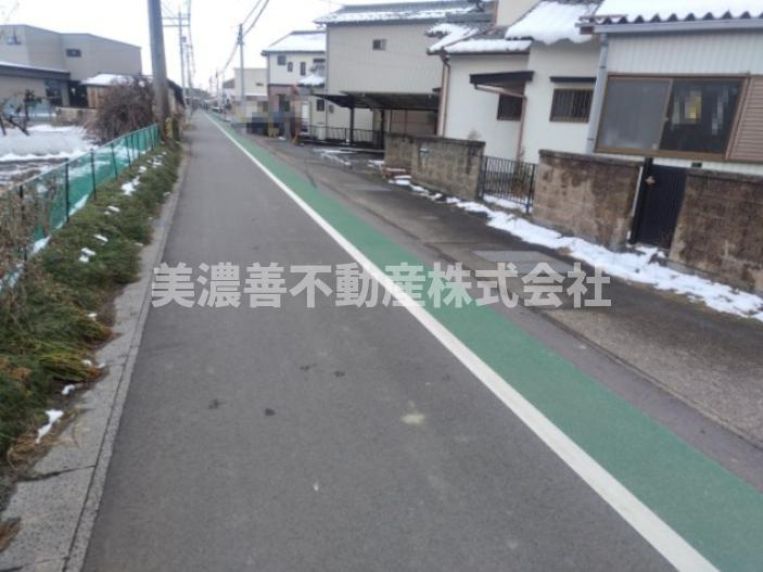 ６６４９５　瑞穂市本田事業用貸家の前面道路含む現地写真