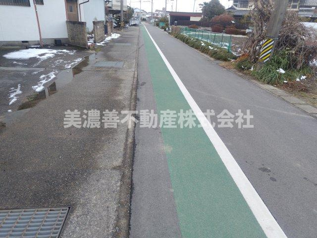 ６６４９５　瑞穂市本田事業用貸家の前面道路含む現地写真