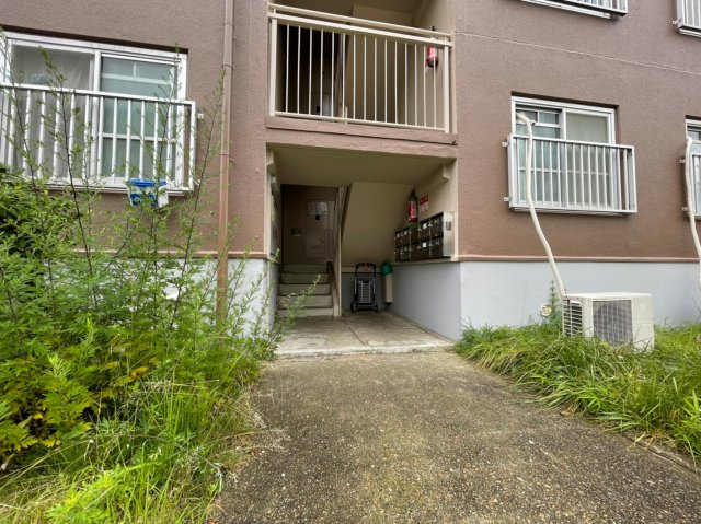 東垂水(1・2)4号棟のエントランス