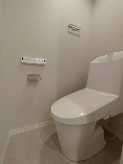 【トイレ】 | 横浜ハイタウン5号棟 | トイレです。温水洗浄便座のリモコンは壁かけタイプで衛生的です