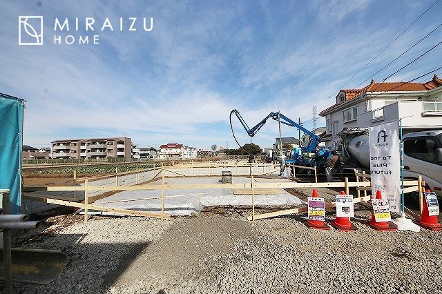【前面道路含む現地写真】 | 通勤や家族の送迎など、毎日の生活にマイカーが欠かせない方にとって駐車場は大事な条件。敷地内にカースペースがあれば、お出かけやお買い物の際の搬入出も楽々です。
