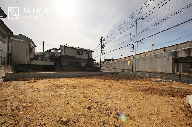 【前面道路含む現地写真】 | ＼静かな環境で落ち着いた暮らしをご希望のお客様／広さと価格のバランスの良いマイホーム！近隣施設にも恵まれ立地！詳細、ご見学希望・資料請求ミライズホームお気軽にお問合せ下さい♪
