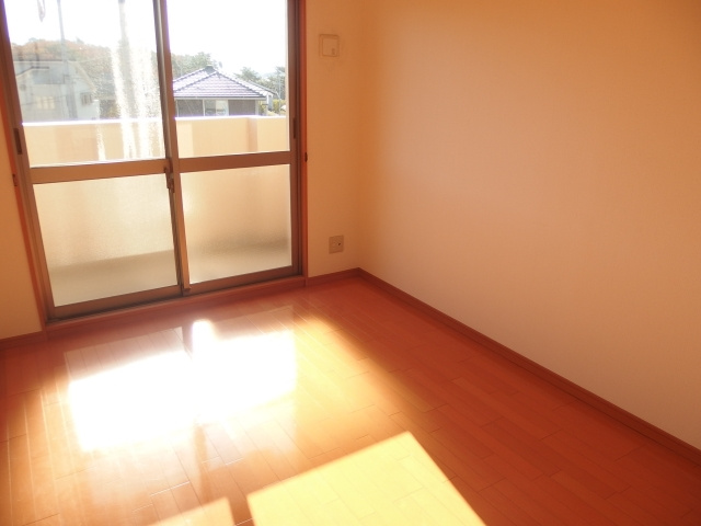 シャンデテ西三田ケ入の洋室