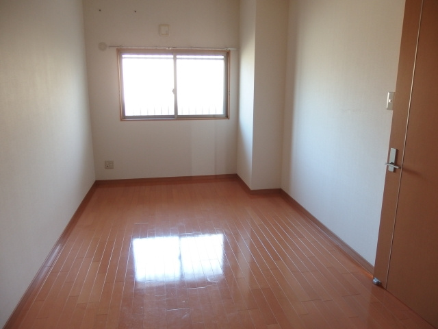 シャンデテ西三田ケ入の洋室