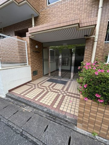福岡市博多区月隈１丁目の賃貸マンションのエントランス
