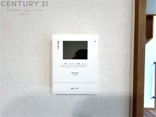 訪問者が来たときにテレビ画面で確認できるため、安心してドアを開けられます。録画機能があるものもあり、留守中に来訪者を記録しておくことができます。利便性が高く、セキュリティ面でも安心です。