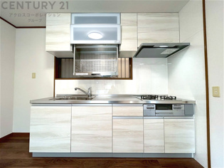 壁付けシステムキッチンはスペースの最大限の有効活用が可能で、動線がスムーズになり調理や準備が快適で効率的に行えます。収納スペースや吊り戸棚が設けられ、調理器具や食器類をスマートに収納できます。