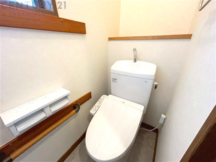 温水洗浄便座付トイレは温水洗浄機能により、暖かい水でおしりを洗浄することができ、冷たい水を使う従来の便座に比べ、温水洗浄機能で暖かいトイレを提供し、快適な使用を可能にします。