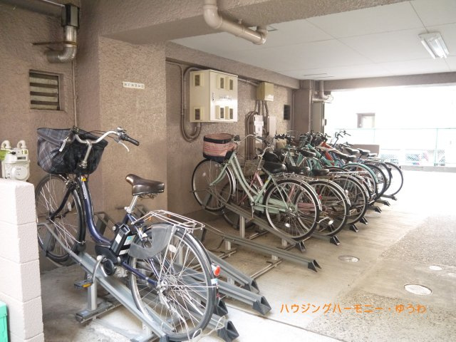 【駐輪場】 | チサンマンション板橋 | 屋根付きの駐輪場となっていますので、雨の日でも大切な自転車が濡れずに済みます。