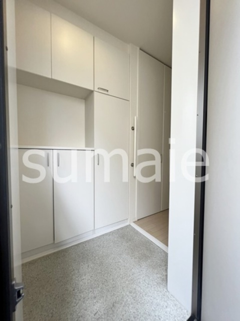 ル・クリザンテムの玄関|白基調のエントランス！