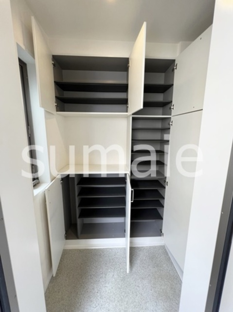 ル・クリザンテムの玄関|広々シューズボックス。