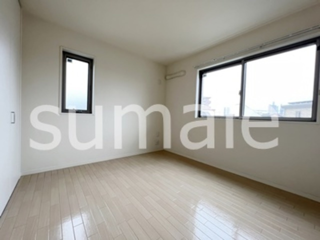 ル・クリザンテムの寝室|2面採光です。