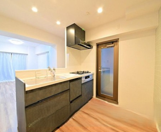 サンマンション青葉ガーデンのキッチン|リビングが見渡せるカウンターキッチン、お料理をしながら大切な家族との会話も楽しめそう
ですね。