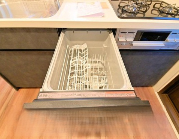 サンマンション青葉ガーデンのキッチン|家事の時短にも役立つ食器洗浄乾燥機も標準装備♪家事の時短にも一役♪