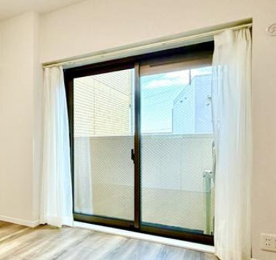 サンマンション青葉ガーデンの洋室|開放的なバルコニーからお部屋に暖かな光が注ぎますね。