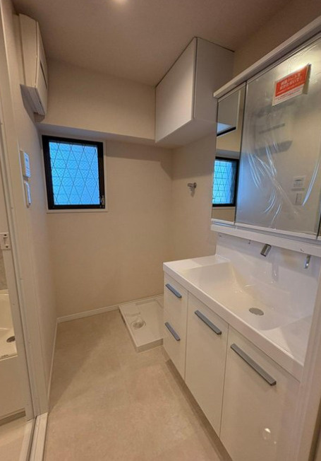 サンマンション青葉ガーデンの独立洗面台|清潔感のある色で統一されたプライベート空間は、身だしなみチェックや肌のお手入れに最適です。