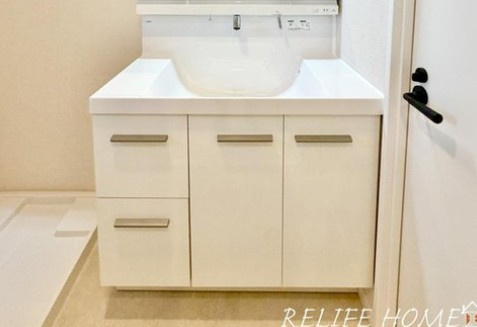 サンマンション青葉ガーデンの独立洗面台|収納もあり、スッキリと見映えの良い空間です。