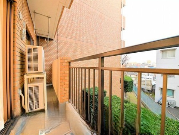 サンマンション青葉ガーデンのバルコニー|開放的なバルコニーは見晴らしもよく、太陽の温かな温もりをめいっぱい受け止めてくれます。