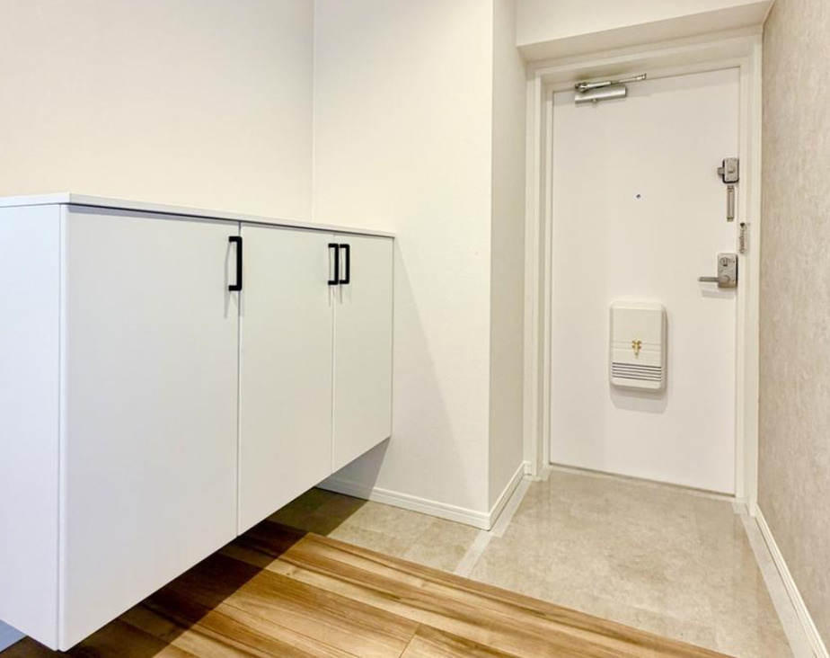 サンマンション青葉ガーデンの玄関|シンプルな内装と偏り過ぎないデザインで統一しております。