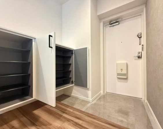 サンマンション青葉ガーデンの玄関|シューズインクローゼットもうれしいですね。