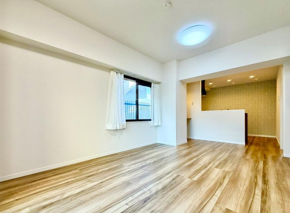 サンマンション青葉ガーデンの居間・リビング|窓から優しい採光を呼び込むＬＤＫ。、何気ない会話を楽しみながら心からのんびりと寛げる優しい空間です。