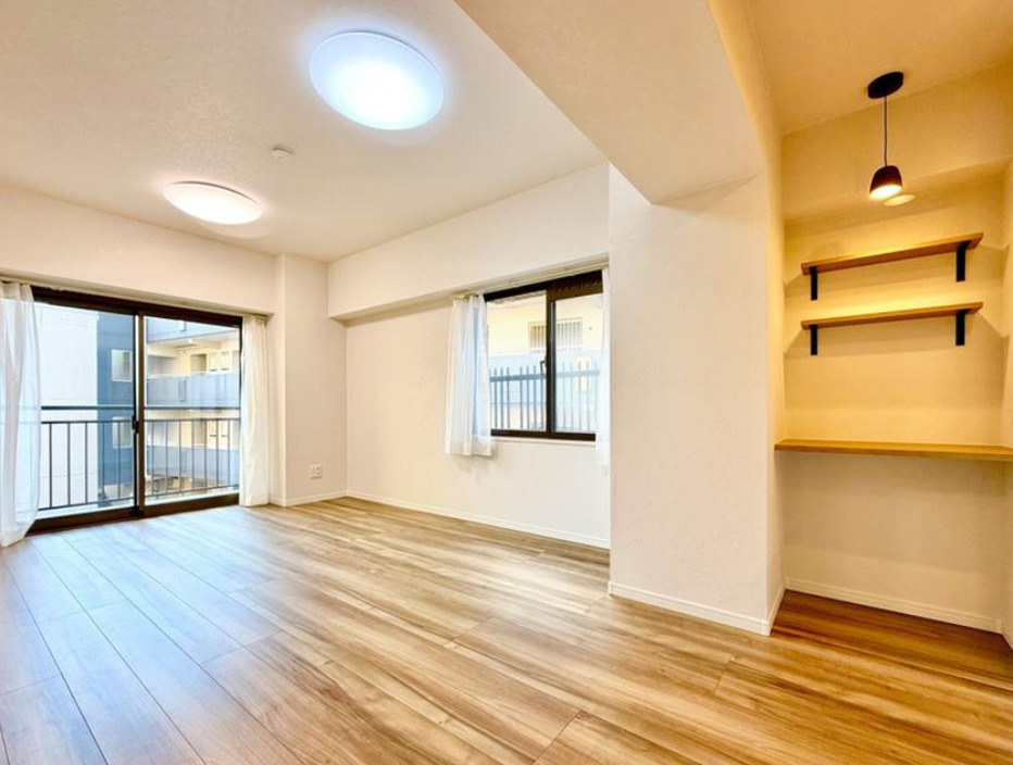 サンマンション青葉ガーデンの居間・リビング|窓から優しい採光を呼び込むＬＤＫで家族との時間が楽しいですね。