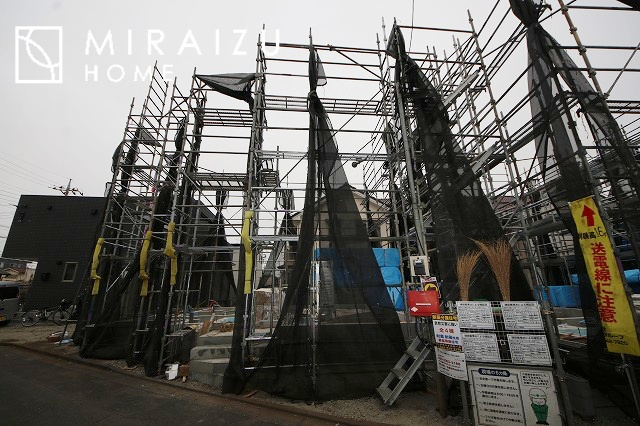 【外観】 | 青く澄み渡った綺麗な空と、陽の光をたっぷりと受ける、そんな新築住宅で新生活をスタートしてみませんか？見学・ご相談等、ミライズホーム(株)までお気軽にご連絡下さい♪