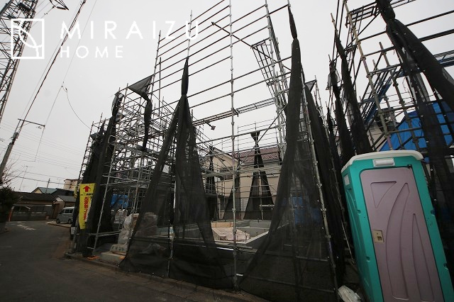 【前面道路含む現地写真】 | プライバシー性と開放感を高める住環境。陽当たりの良い開かれたロケーションを活かし、心地よい暮らしをプランニング