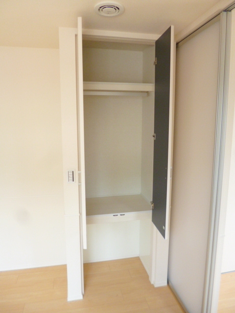 Sakuras　鵜の木の収納|リビングの収納手前にはイオン発生機もあります