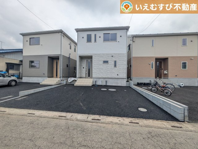 Cradle garden　本庄市児玉町金屋第7の駐車場|2台駐車可能なスペース完備
しっかり舗装してある駐車スペースで天気が悪く足元が悪い日でも乗り降りしやすい♪