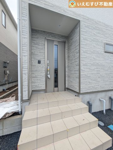 Cradle garden　本庄市児玉町金屋第7のエントランス|落ち着いた色づかいのエントランス
駐車場からアクセスの良いエントランス。雨の日や荷物が多くても安心の動線♪