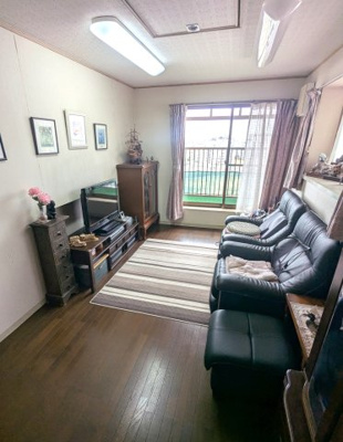 【洋室】 | ■110万円値下げしました ■茨木市山手台四丁目 テラスハウス  | ■南向きの明るい洋室です。小屋裏収納庫付き。出窓があります。