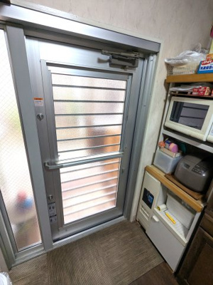 【キッチン】 | ■新規専任物件 ■茨木市山手台四丁目 テラスハウス  | ■キッチンには勝手口があります