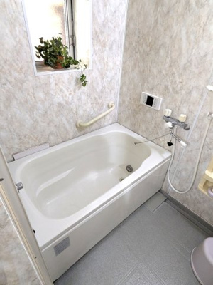 【浴室】 | ■新規専任物件 ■茨木市山手台四丁目 テラスハウス  | ■ユニットバスになっています。窓がありますので通気も良好です。