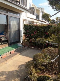 【庭】 | ■新規専任物件 ■茨木市山手台四丁目 テラスハウス  | ■陽当たり・通風・眺望良好なロケーションです　■端家です
■広い南庭でガーデニングができます