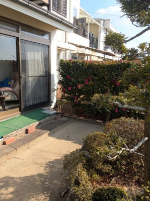 【庭】 | ■110万円値下げしました ■茨木市山手台四丁目 テラスハウス  | ■陽当たり・通風・眺望良好なロケーションです　■端家です
■広い南庭でガーデニングができます