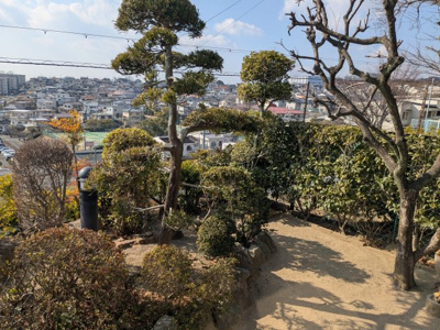 【庭】 | ■110万円値下げしました ■茨木市山手台四丁目 テラスハウス  | ■陽当たり・通風・眺望良好なロケーションです　■端家です
■広い南庭でガーデニングができます