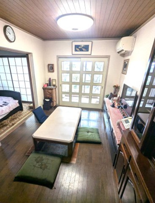 【居間・リビング】 | ■110万円値下げしました ■茨木市山手台四丁目 テラスハウス  | ■リビングには陽当たりの良い縁側があります■リビングに掘りごたつがありますよ