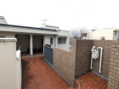 【エントランス】 | ■新規専任物件 ■茨木市山手台四丁目 テラスハウス  | ■本物件は２階に玄関があります。写真は、玄関への専用橋になります。