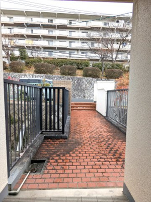 【エントランス】 | ■新規専任物件 ■茨木市山手台四丁目 テラスハウス  | ■本物件は２階に玄関があります。写真は、玄関への専用橋になります。