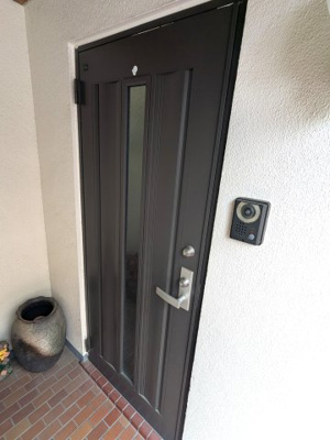 【玄関】 | ■新規専任物件 ■茨木市山手台四丁目 テラスハウス  | ■本物件は２階に玄関があります。