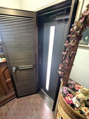 【玄関】 | ■新規専任物件 ■茨木市山手台四丁目 テラスハウス  | ■本物件は２階に玄関があります。