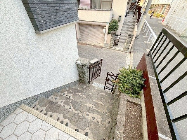 新高1丁目戸建のエントランス
