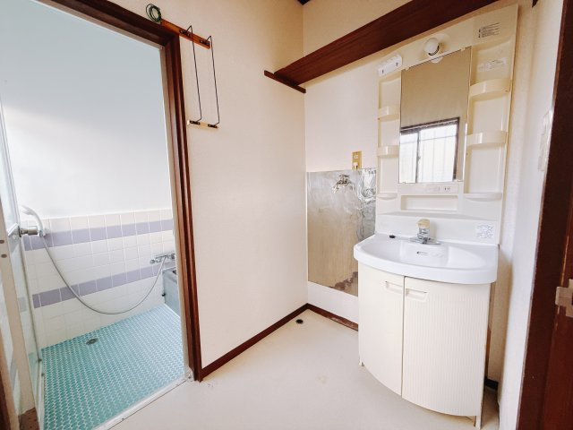 【中古戸建】前橋市青柳町1期の独立洗面台|■洗面室｜大きな鏡で朝の身支度もラクラク♪毎日の忙しい準備が楽しくなる洗面所です(^^♪